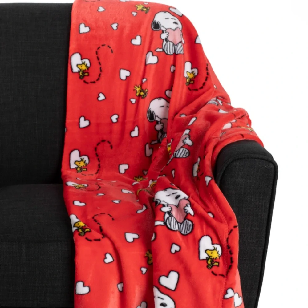 PEANUTS Oversized Ditzy Hearts Throw